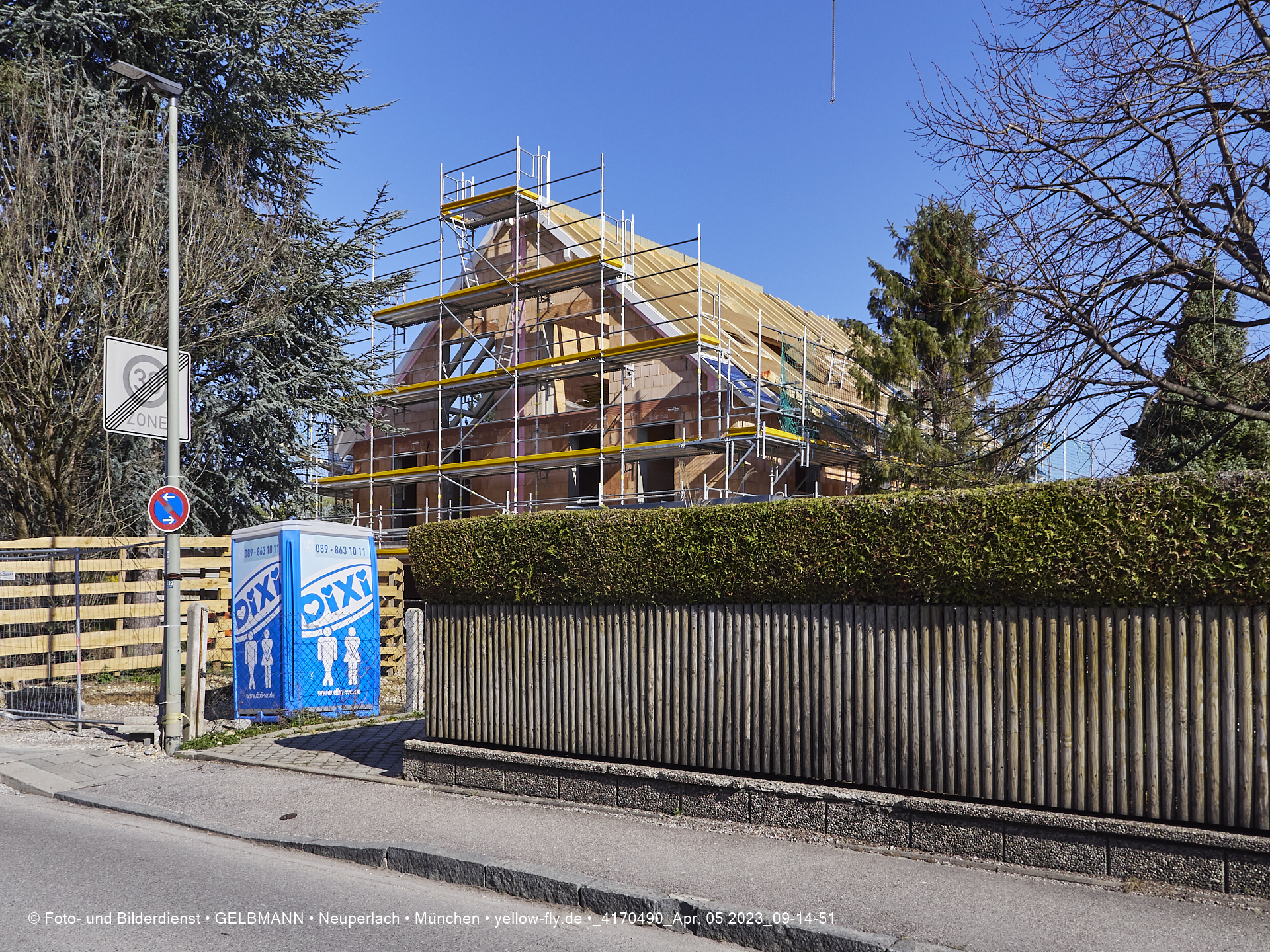 05.04.2023 - Baustelle eines Mehrfamilienhauses in der Niederalmstraße 16 in Neuperlach